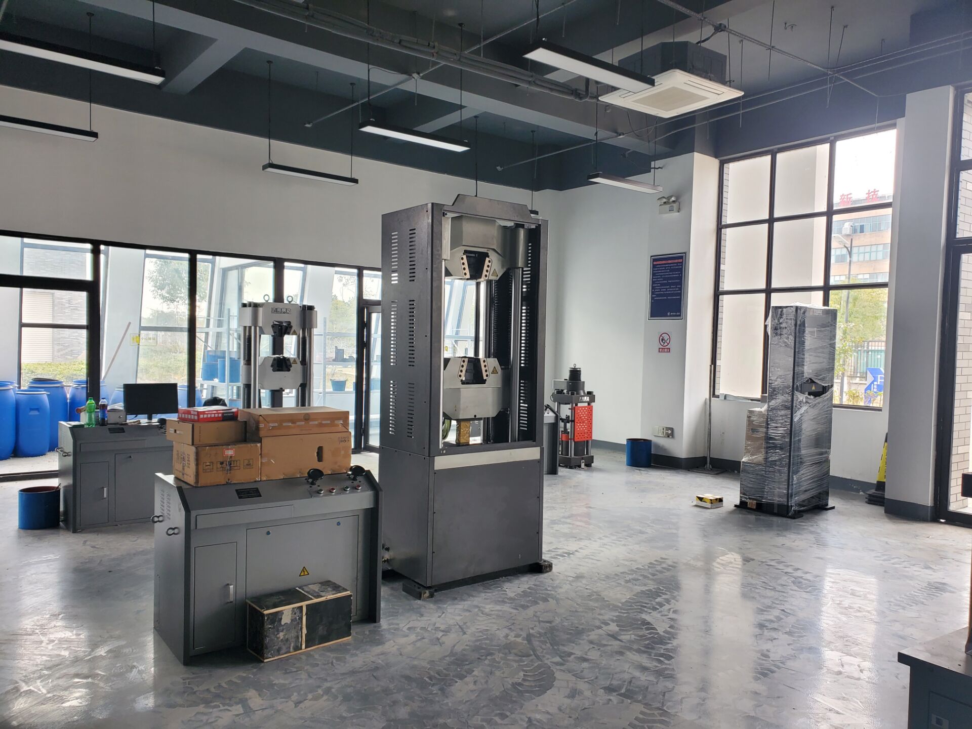 某大學萬能試驗機安裝調試完成